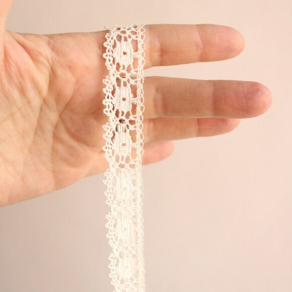 Vintage Lace Trim, Ivory Crochet, .75" Two Yards - Picture 2 of 10